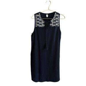Gap shift linen blend dark blue dress with‎ white floral embroidery. Size Medium